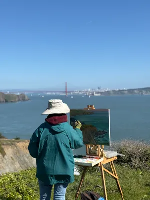 Lady painting the golden gate bridge